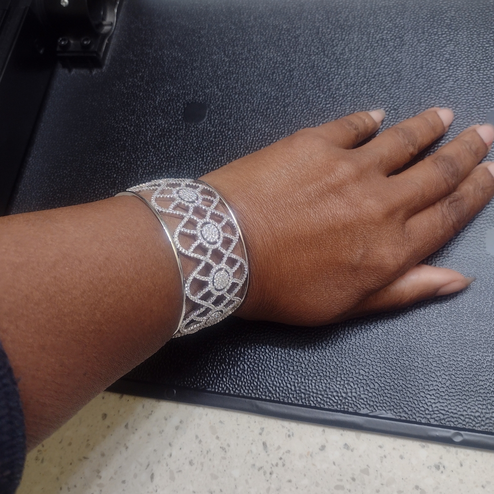 Elegant Silver Diamond-Patterned Bracelet - Picture 6 of 8